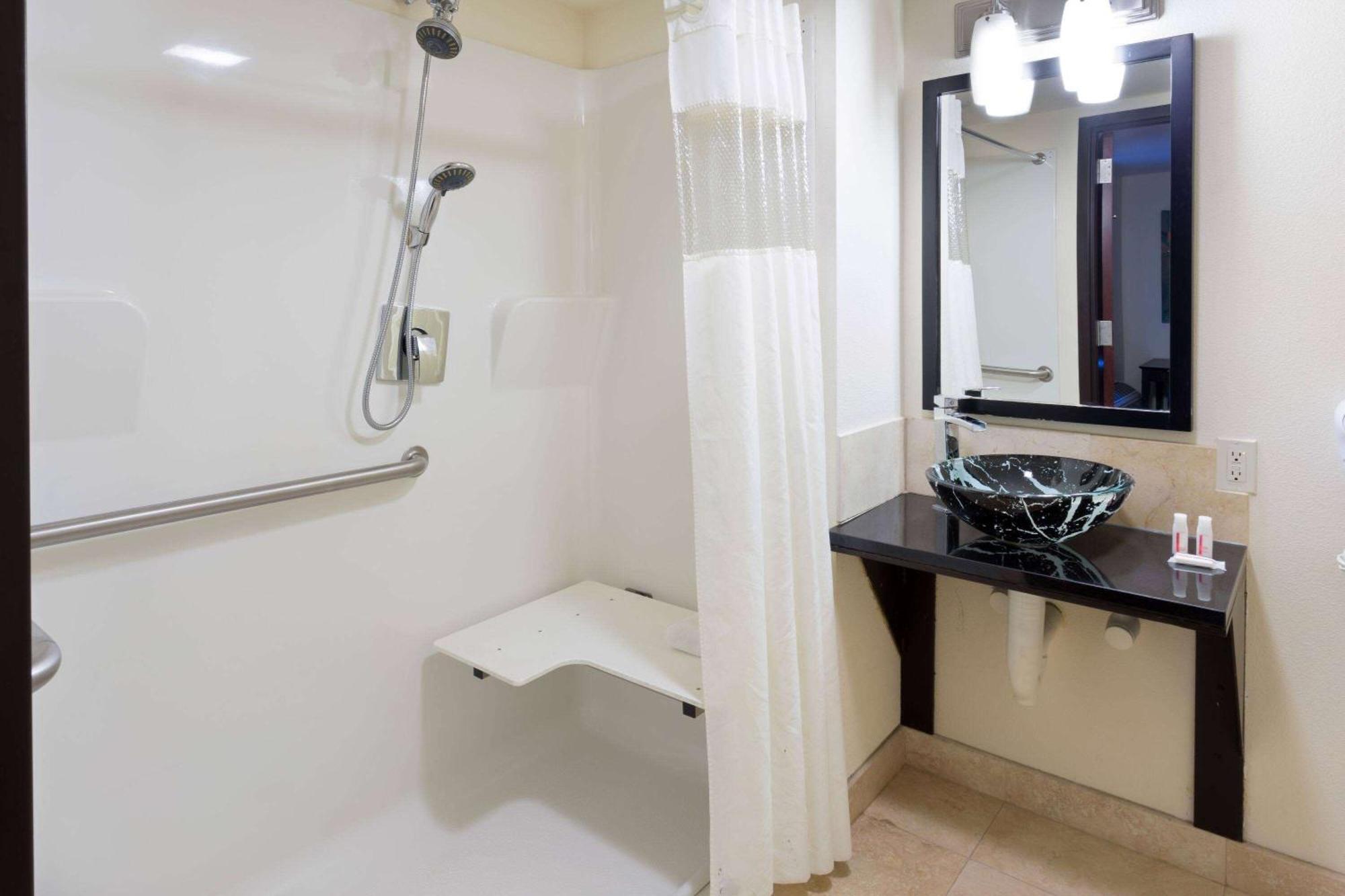 Days Inn & Suites By Wyndham Μιλγουόκι Εξωτερικό φωτογραφία