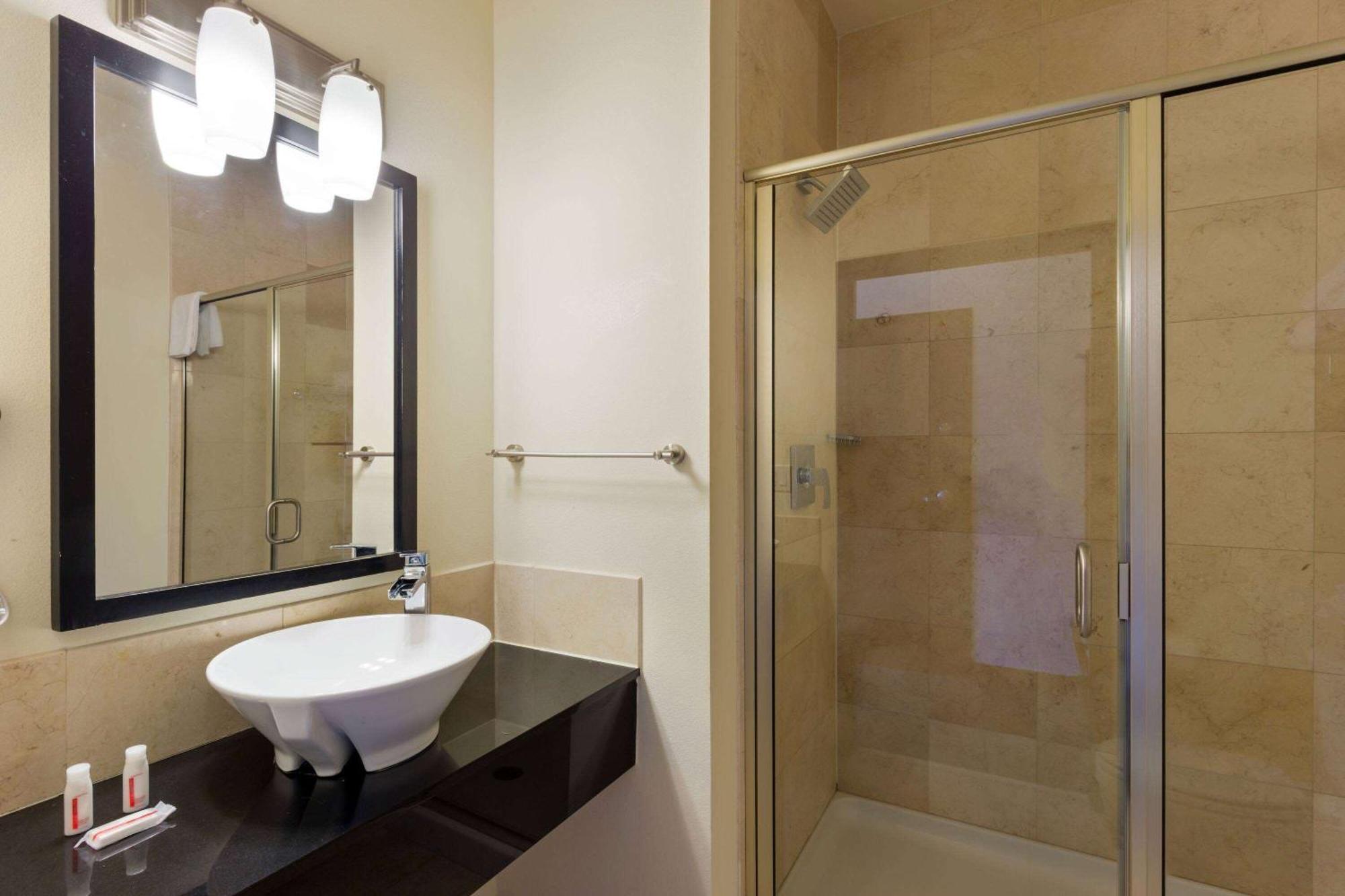 Days Inn & Suites By Wyndham Μιλγουόκι Εξωτερικό φωτογραφία