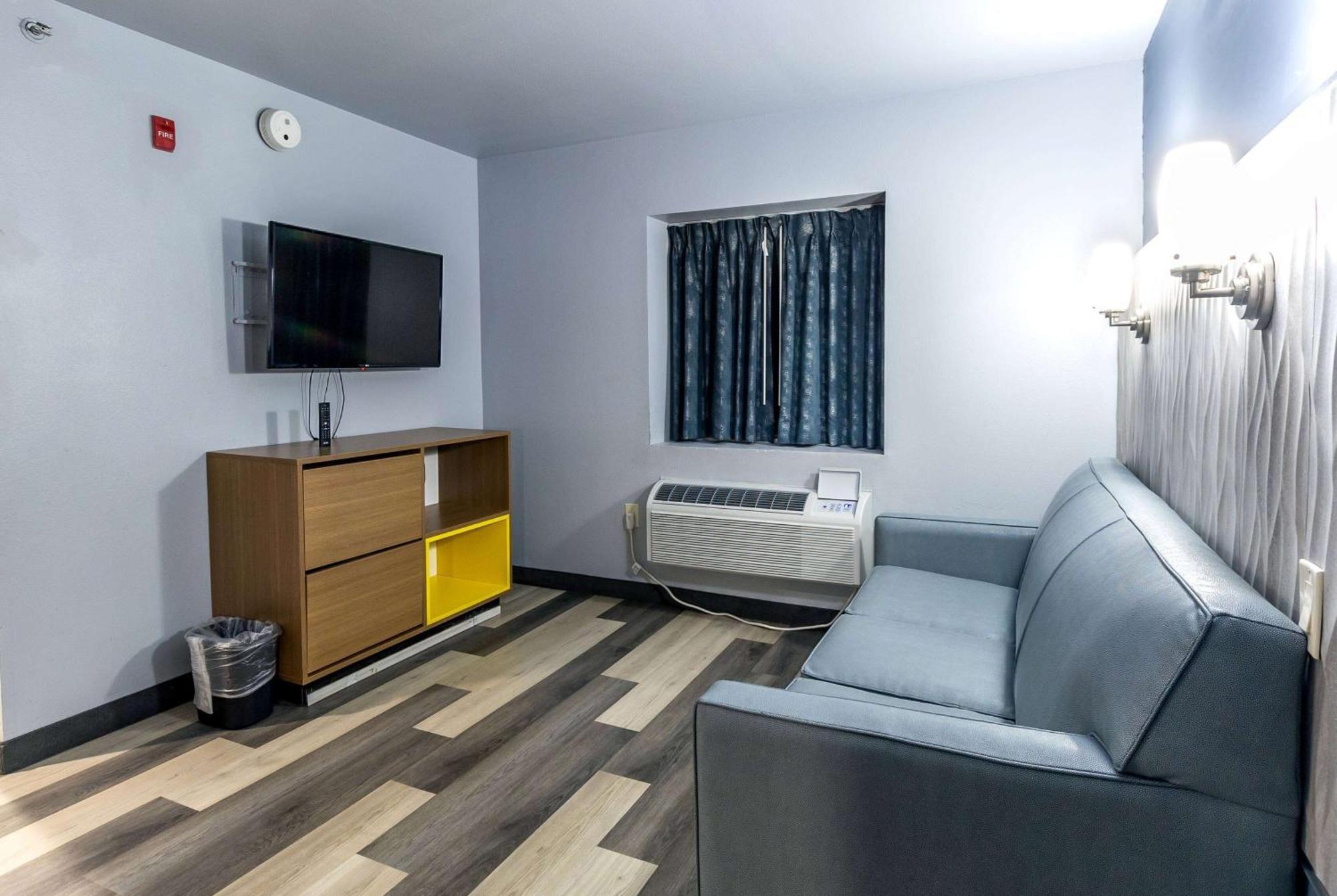 Days Inn & Suites By Wyndham Μιλγουόκι Εξωτερικό φωτογραφία