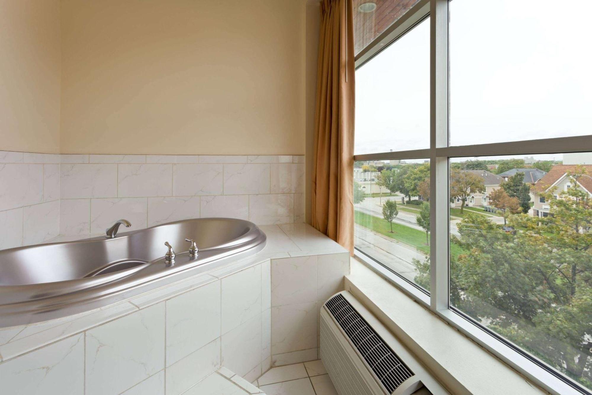 Days Inn & Suites By Wyndham Μιλγουόκι Εξωτερικό φωτογραφία